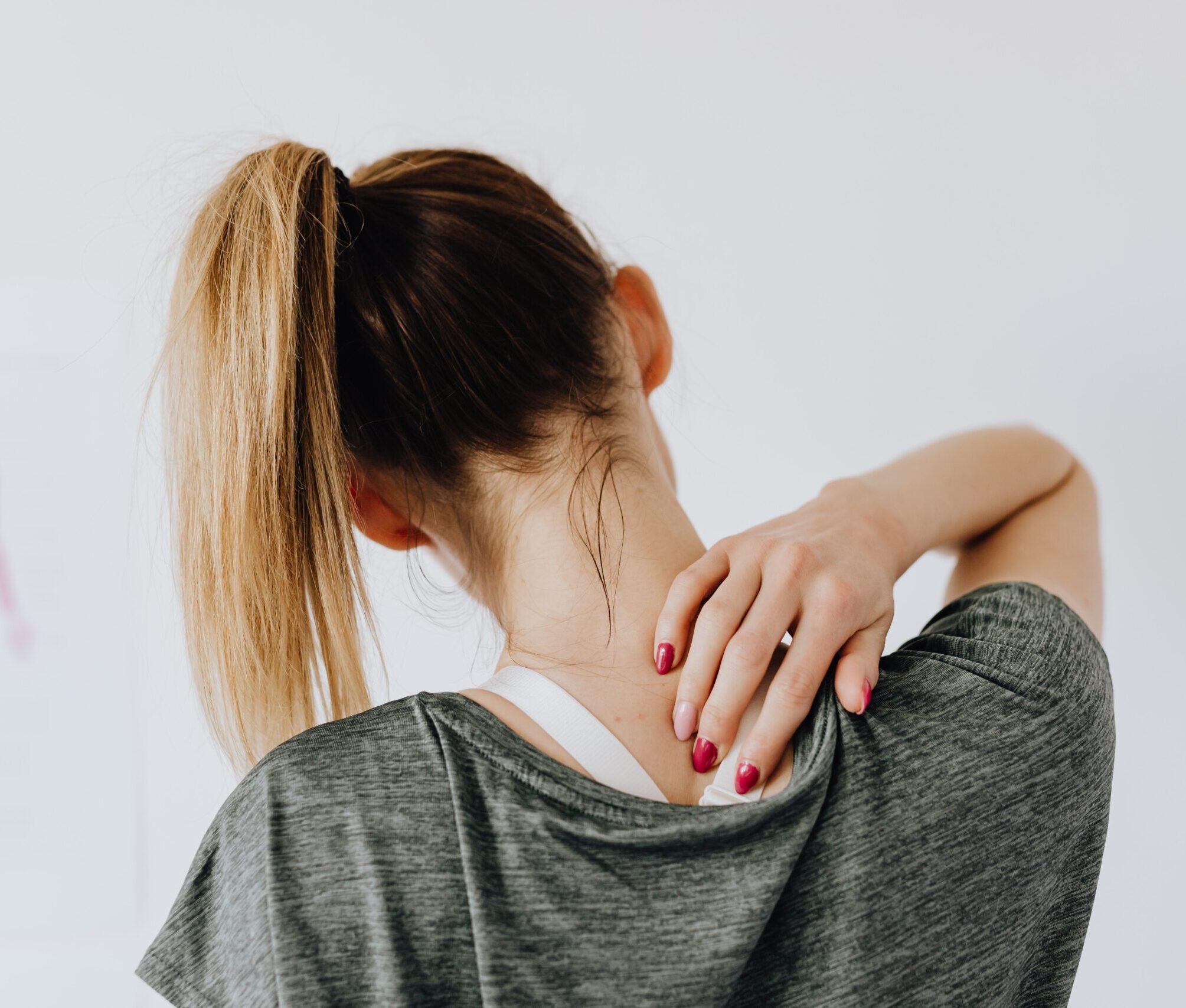 pexels-karolina-grabowska-4506105 Vrouw met nekpijn